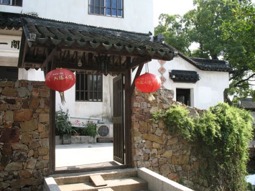 明月灣古村門外景象